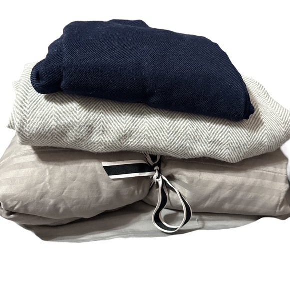 United Airlines Blanket Bundle Saks Fifth Avenue Polaris Duvet Throw Blankets